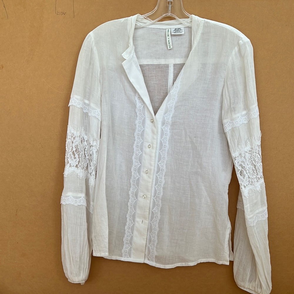 Vintage 90’s peasant blouse with lace detailing
